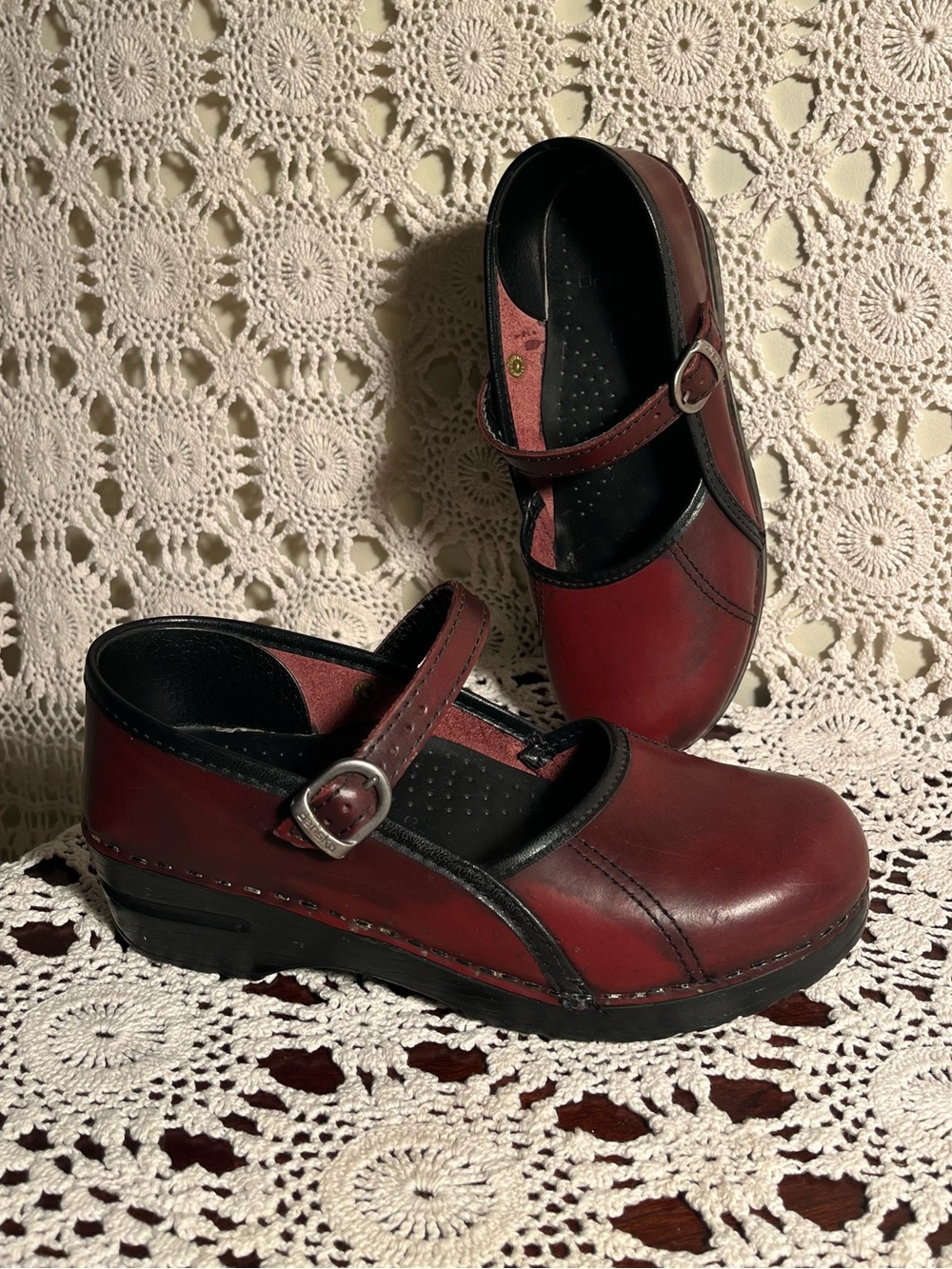 DANKSO LEATHER MAROON BURGUNDY STRAP BUCKLE HEELED MARY JANE CLOGS SIZE 7 EU38